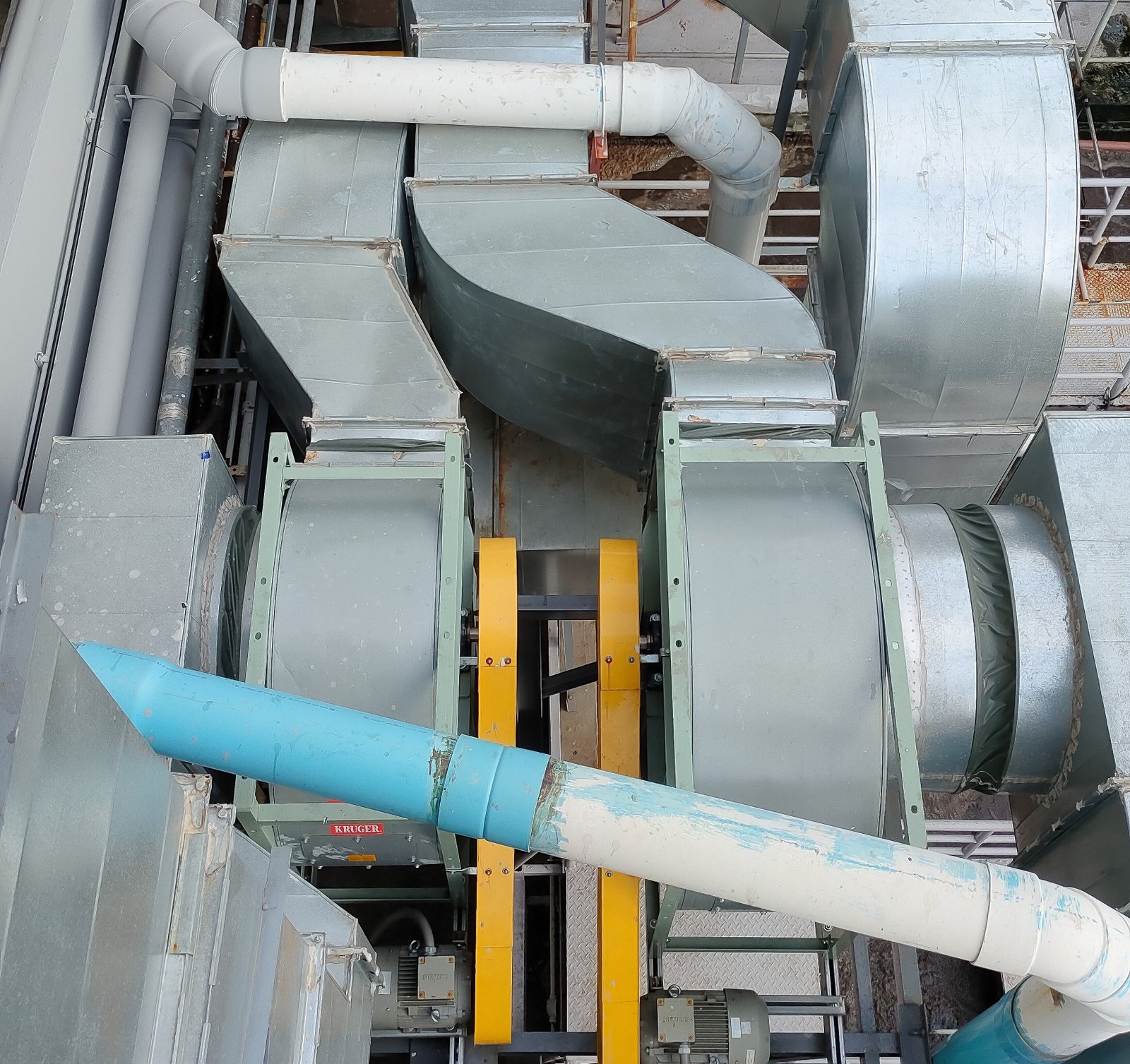 A complex industrial HVAC duct system with large ventilation pipes and air circulation components, designed for efficient airflow management.